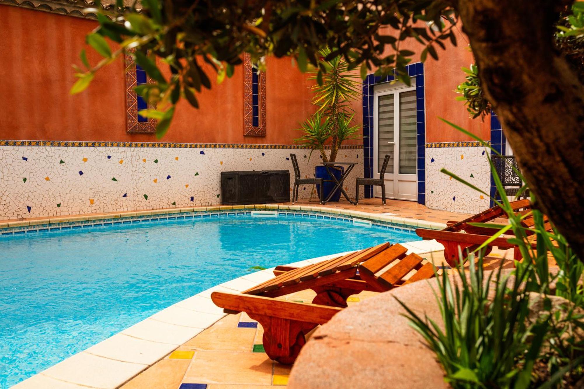 Logis Hotel Restaurant De La Paix Lodeve Luaran gambar