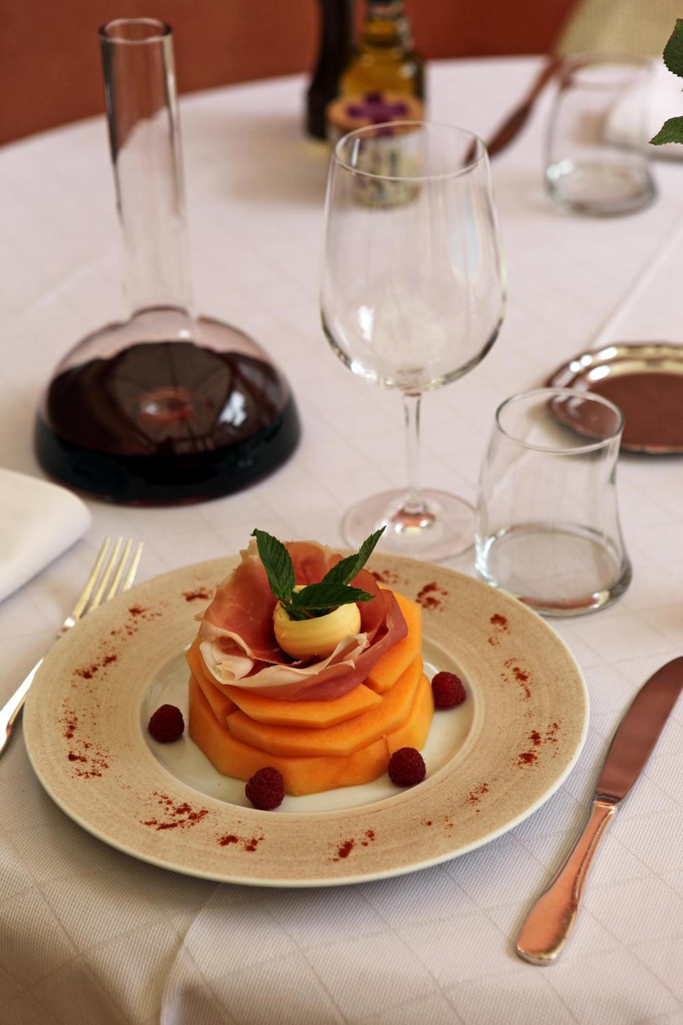 Logis Hotel Restaurant De La Paix Lodeve Luaran gambar
