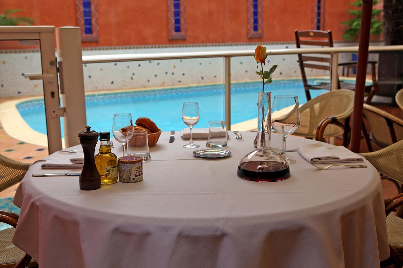 Logis Hotel Restaurant De La Paix Lodeve Luaran gambar