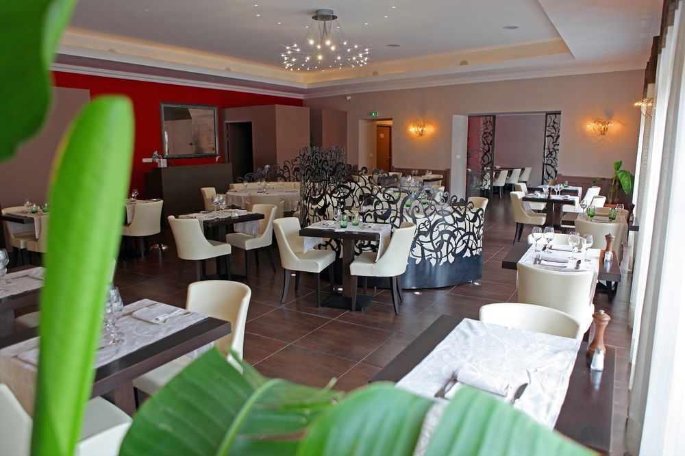 Logis Hotel Restaurant De La Paix Lodeve Luaran gambar