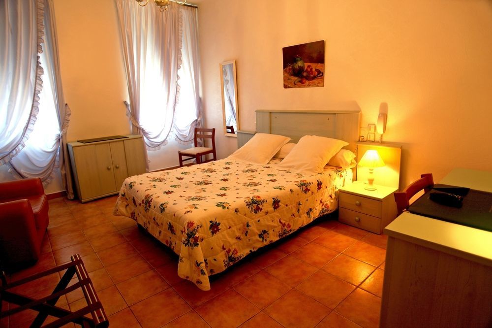 Logis Hotel Restaurant De La Paix Lodeve Luaran gambar