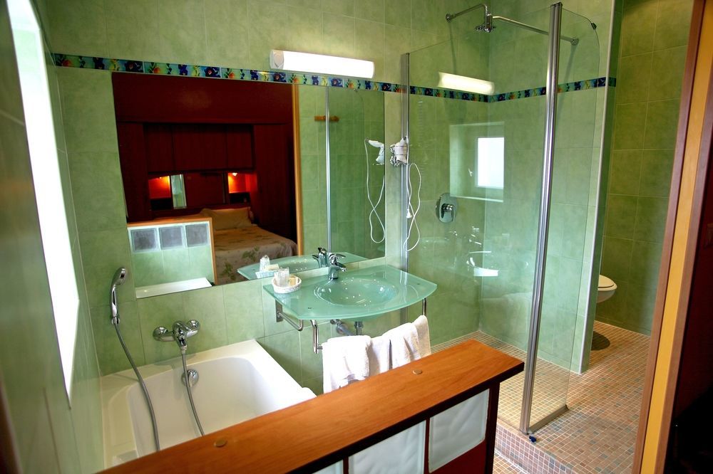 Logis Hotel Restaurant De La Paix Lodeve Luaran gambar